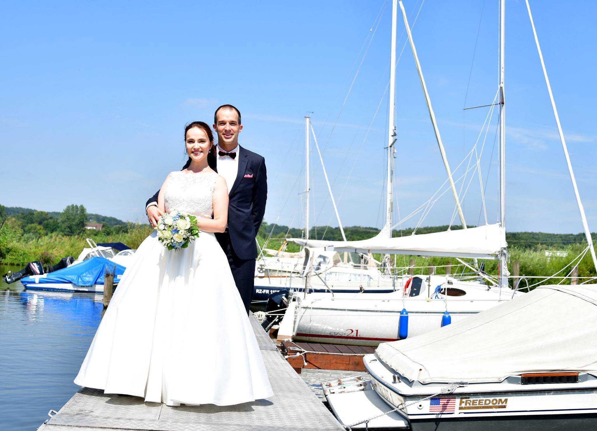Brautpaar Fotoshooting am Yachthafen an der Elbe bei Marschacht bei Sonnenschein
