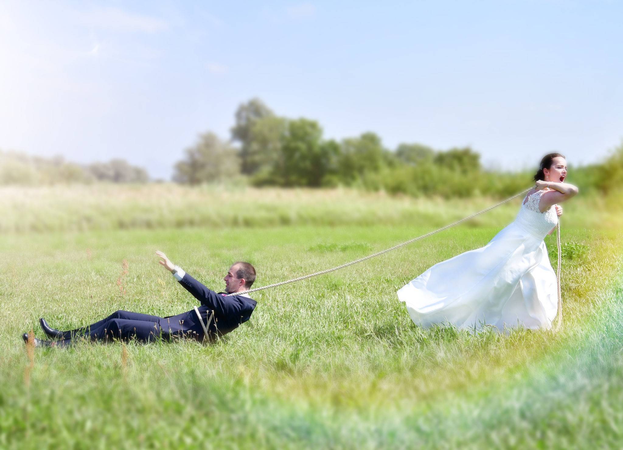 Brautpaarshooting im Grünen - Ich schleppe meinen Mann mit einem Seil ab