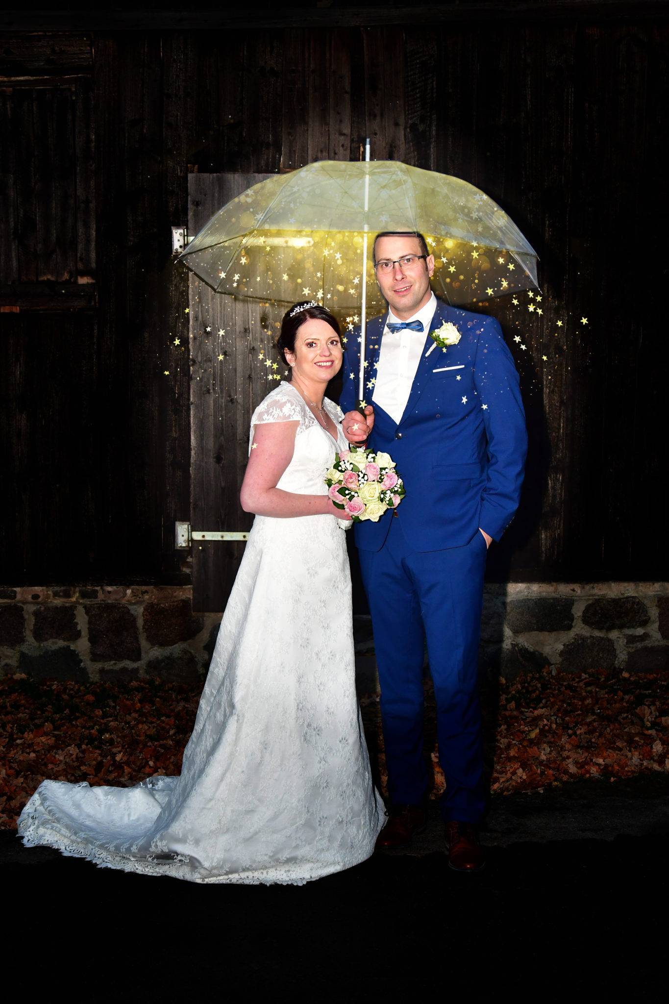 Brautpaarshooting Hochzeit unter dem Regenschirm mit Sternen und Brautstrauss