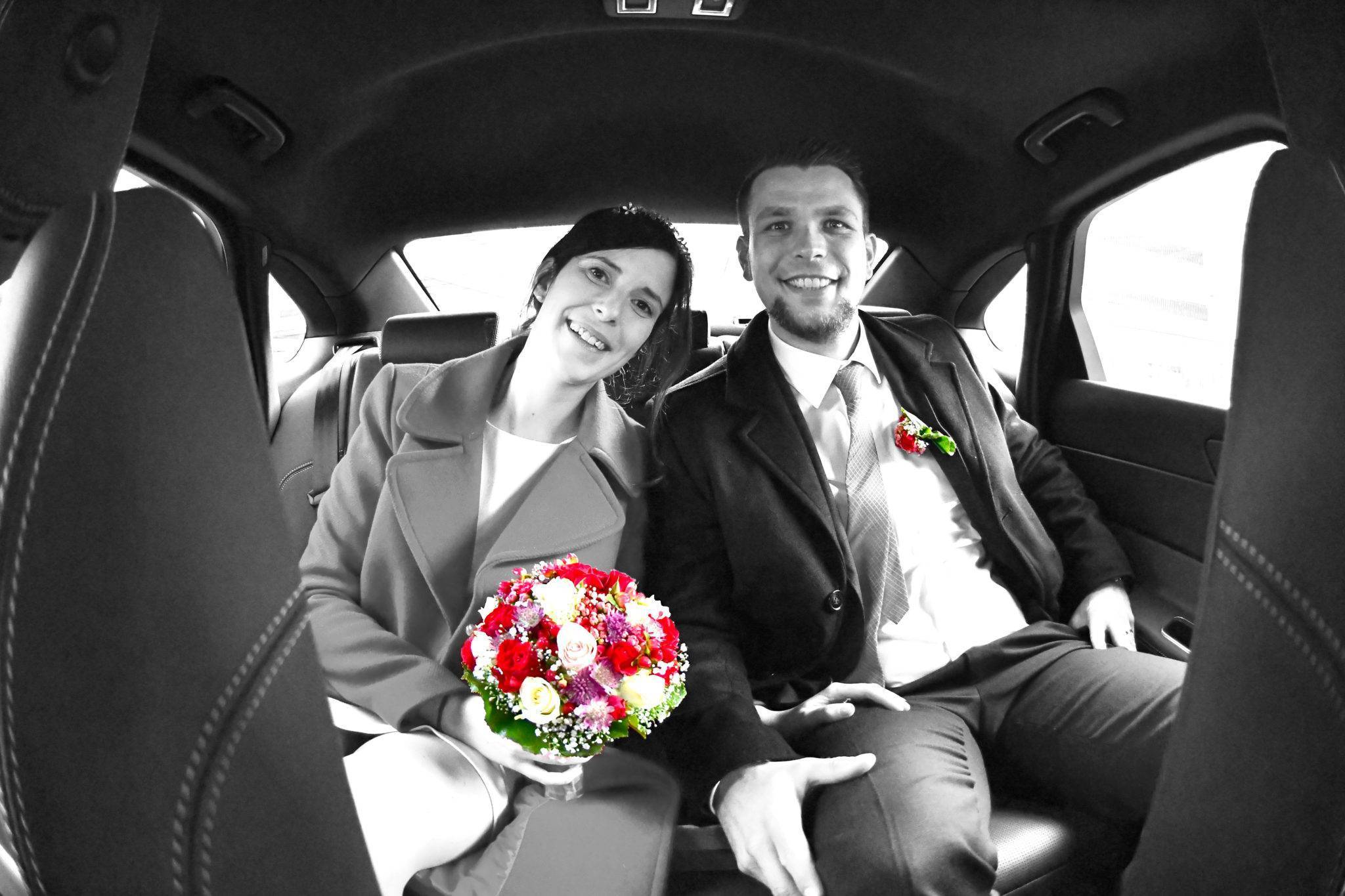 Brautpaarshooting im Auto - schwarzweiss mit buntem Brautstrauss