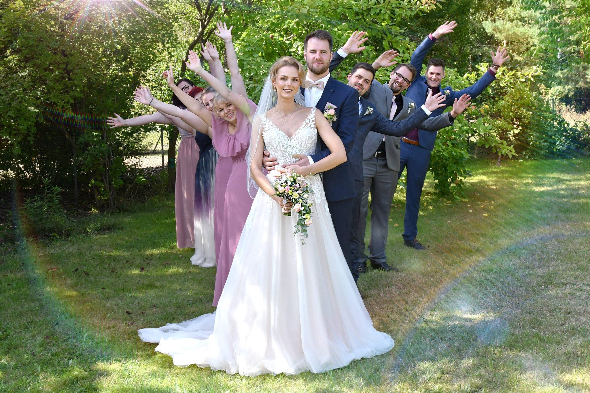 Brautpaar Fotoshooting mit Trauzeugen und Freunden im Garten