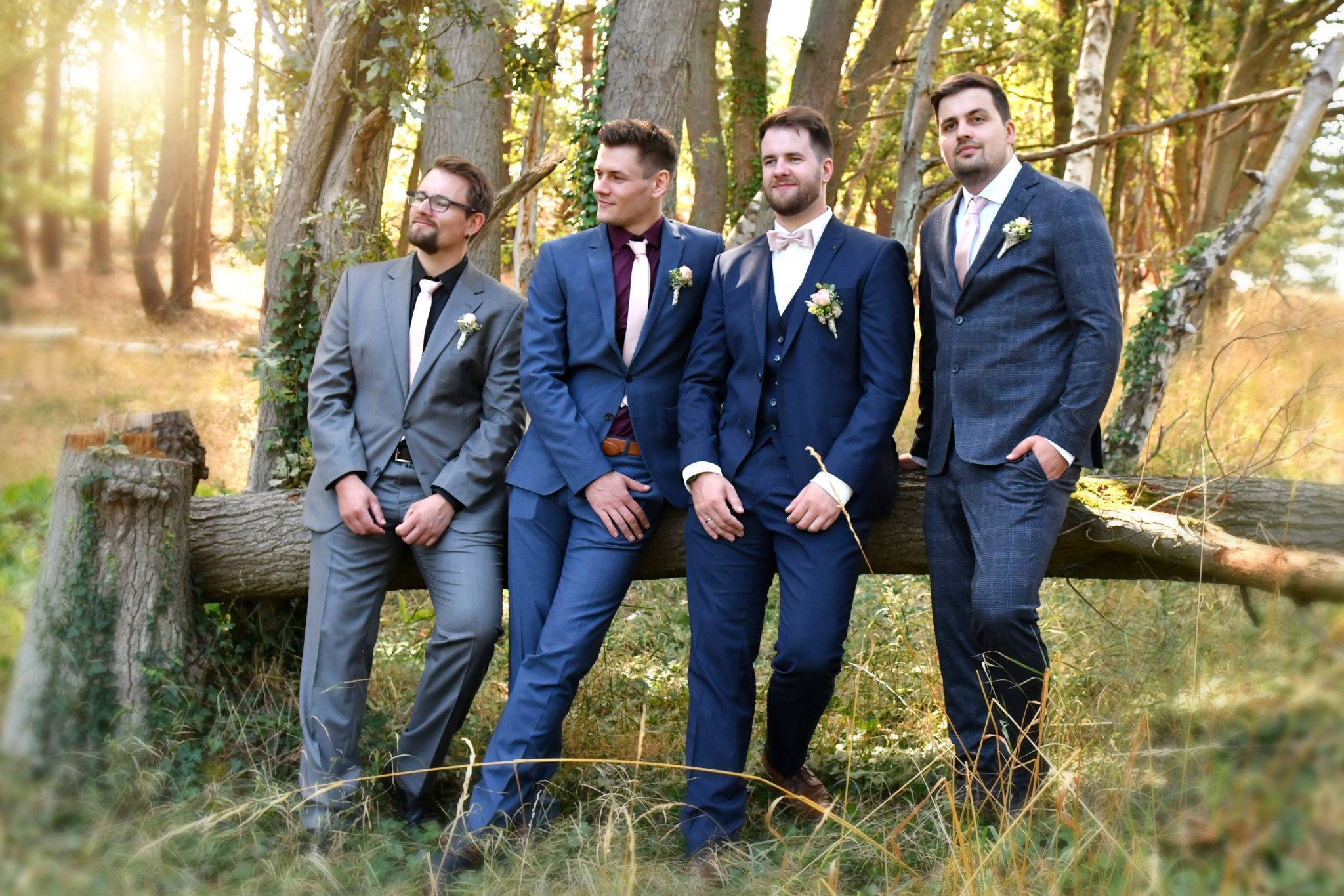 Fotoshooting Bräutigam mit Trauzeugen und Freunden im Wald
