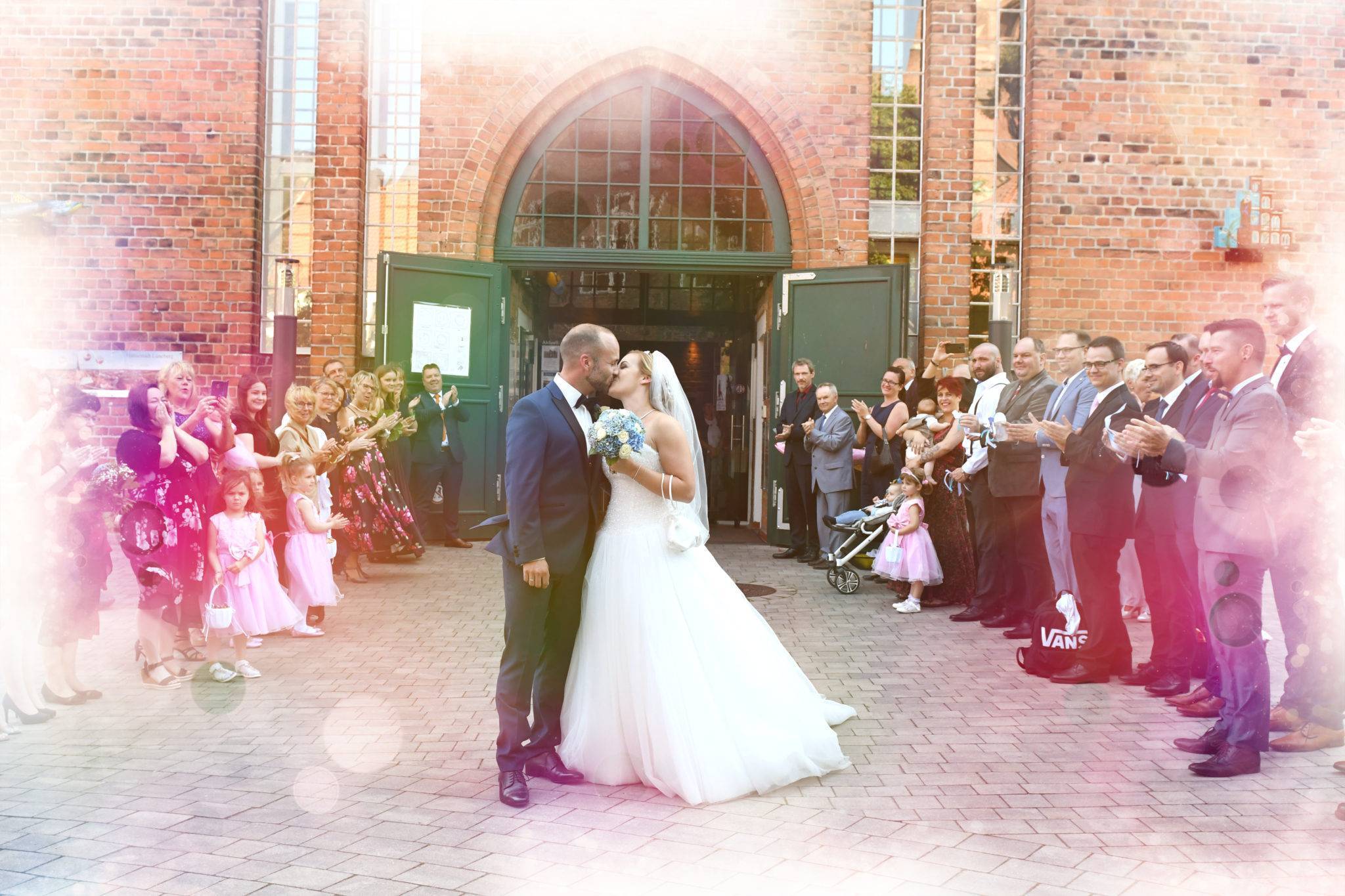 Brautpaar Fotoshooting vor dem Standesamt Lüneburger Wasserturm mit Kuss