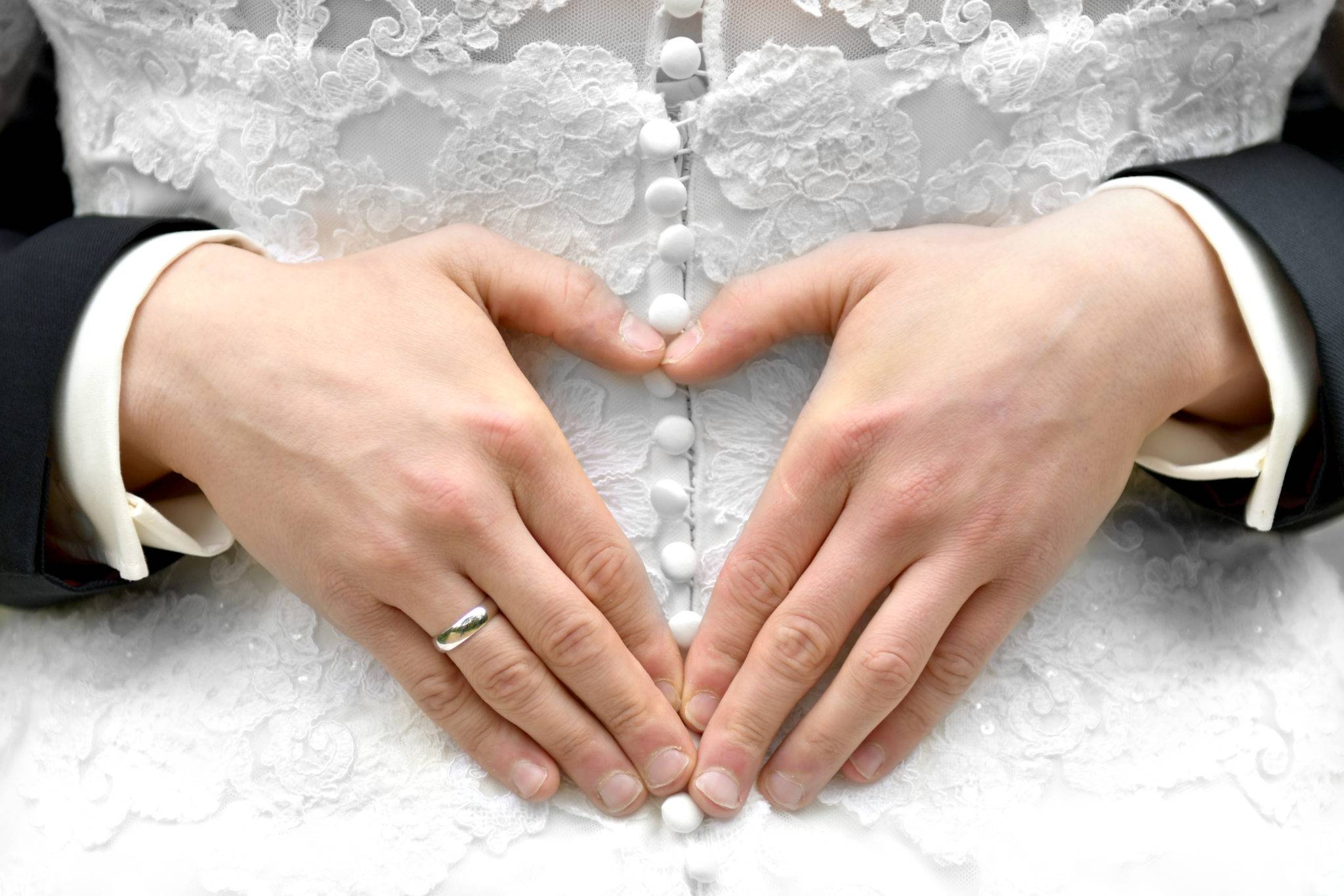 Fotoshooting Brautpaar mit Herz auf dem Brautkleid