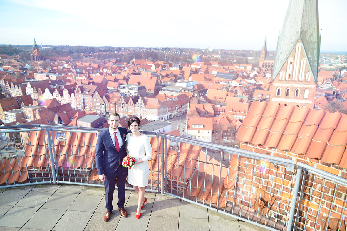 Über den Dächern von Lüneburg - Brautpaarshooting auf dem Wasserturm