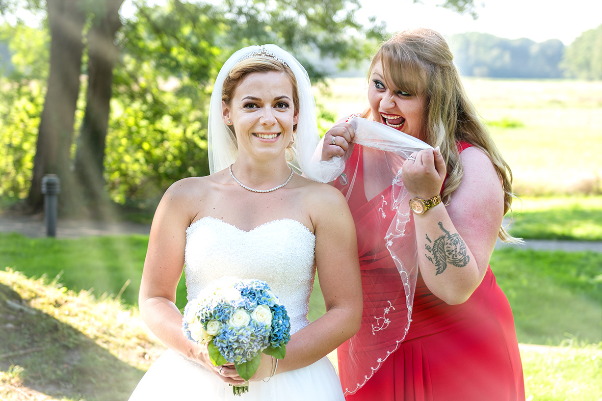 lustiges Fotoshooting Braut mit Trauzeugin
